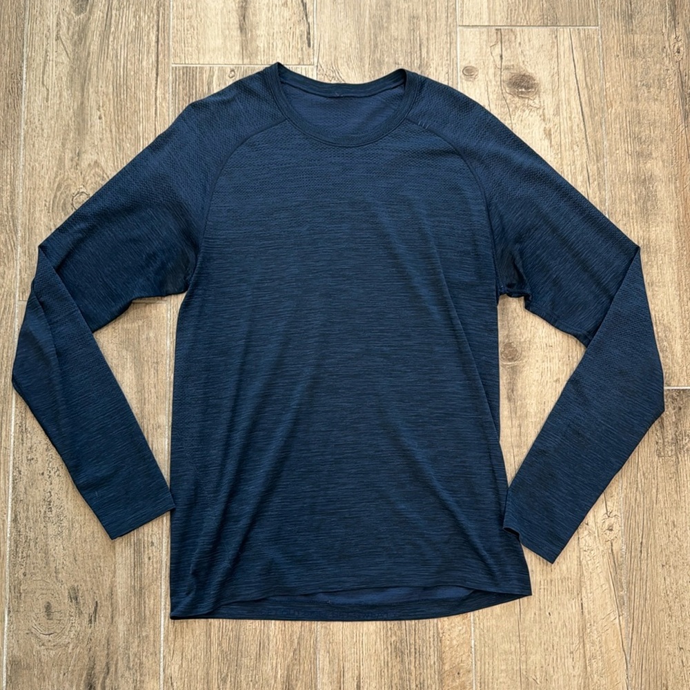 Men’s lululemon navy blue long sleeve size medium
